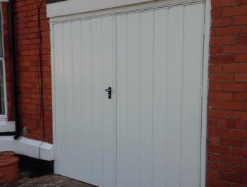 Fort steel side hinged door Medium rib in white